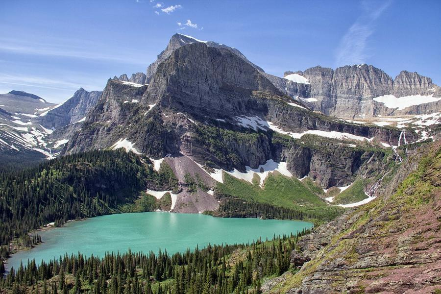 USA camping spots with lake views and mountain scenery
